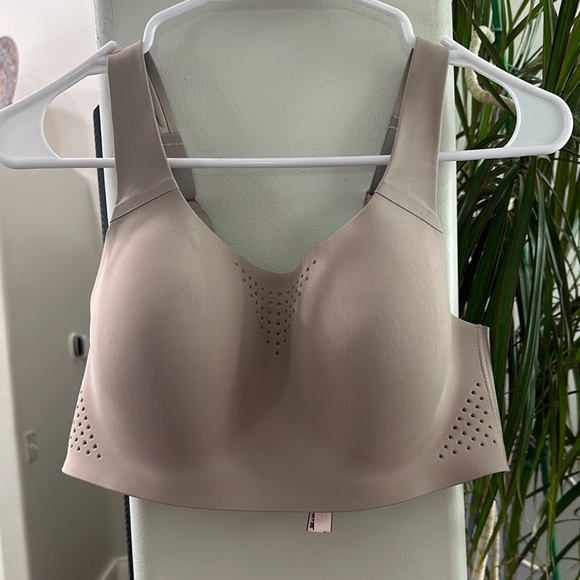 VSX
Featherweight Max™ Sports Bra - Picture 5 of 6